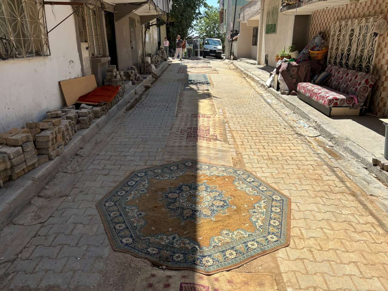 Doğalgaz geldi, huzur gitti! Mahalleli yollara halı serdi 3